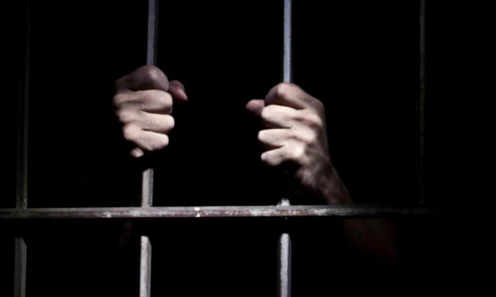 Πίσω από τα σίδερα της φυλακής δικηγόρος που "κανόνιζε" παράνομες υιοθεσίες